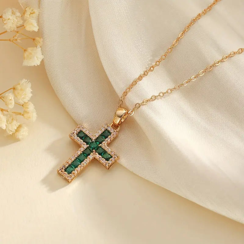 Collar de oro con colgante de cruz de esmeralda solemne