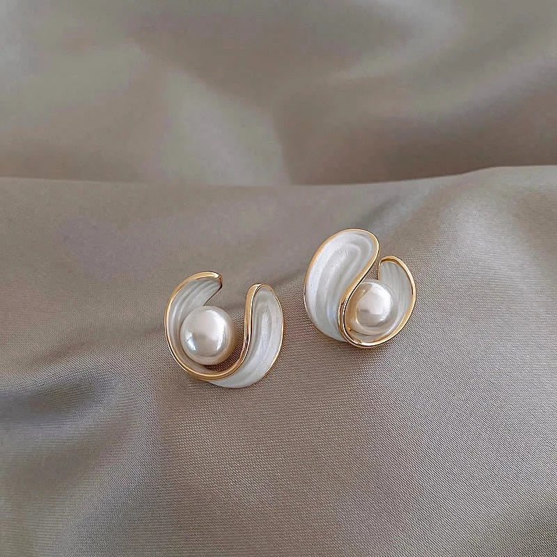 Pendientes Elegantes de Oro con Ópalo Blanco y Perla