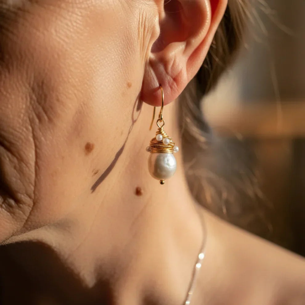 Pendientes de Perlas Vintage con Hilos Dorados