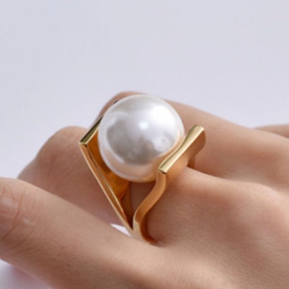 Anillo Dorado con Incrustaciones de Perlas Vintage