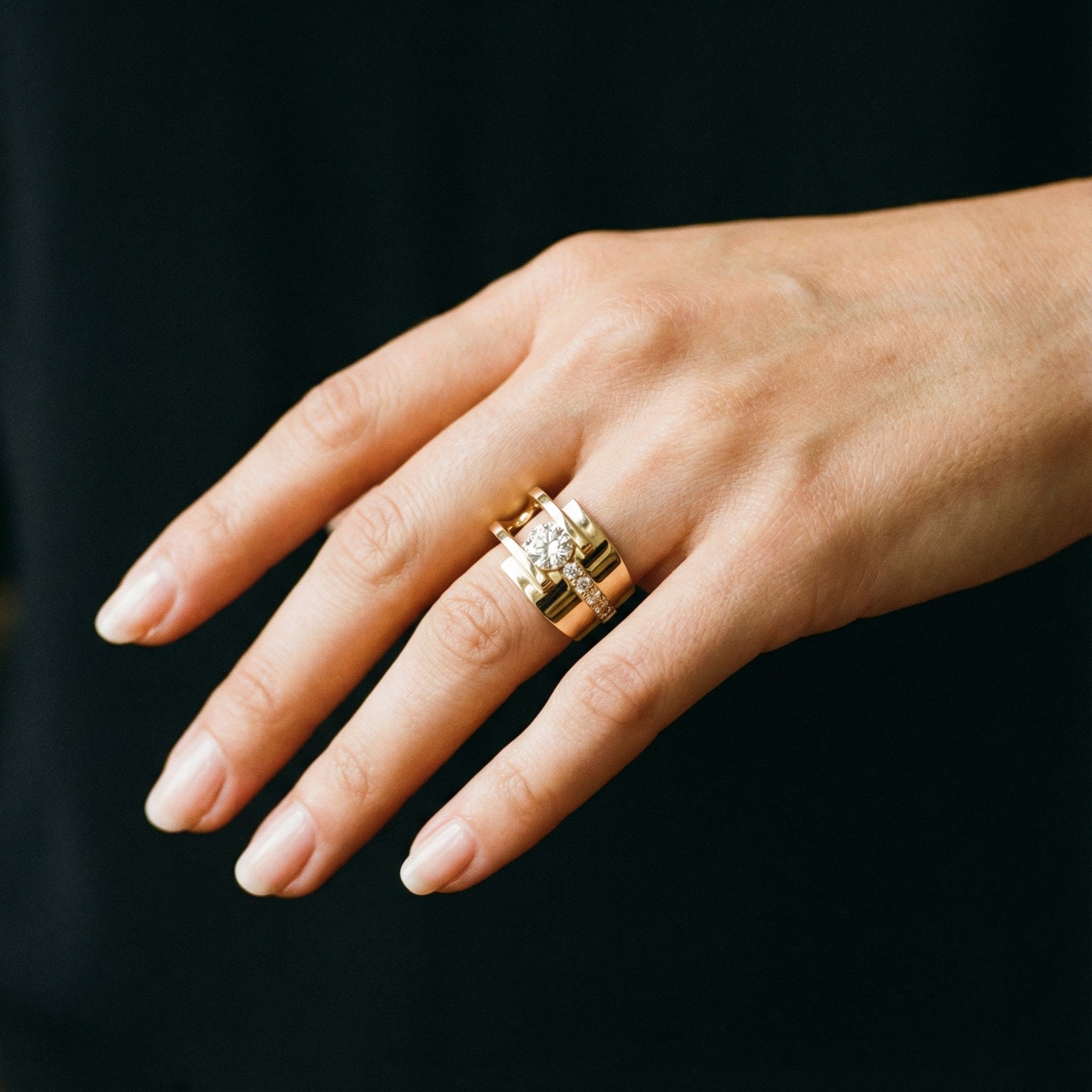 Anillo Vintage Irregular de Oro con Zirconia