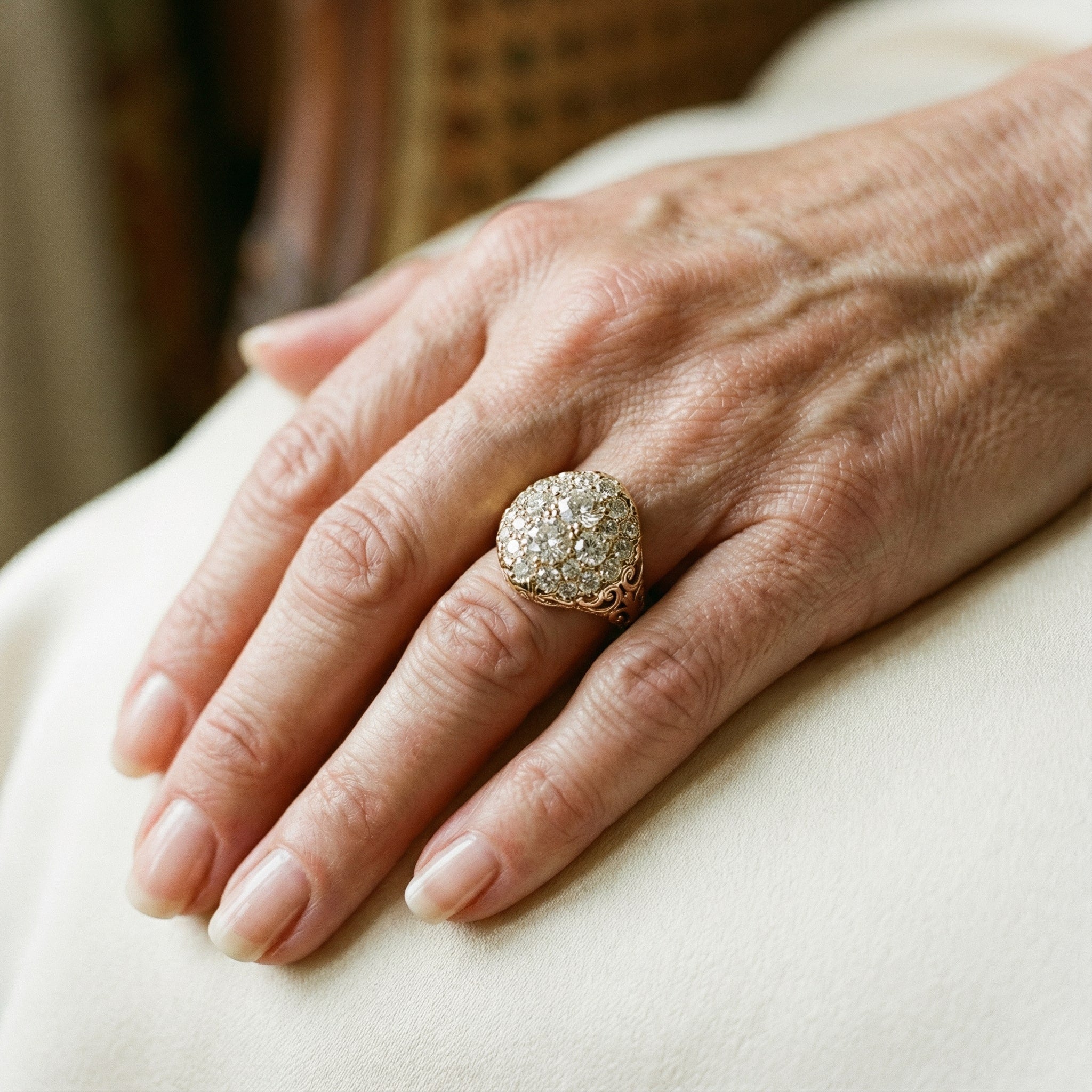 Anillo Redondo Vintage de Oro con Diamante