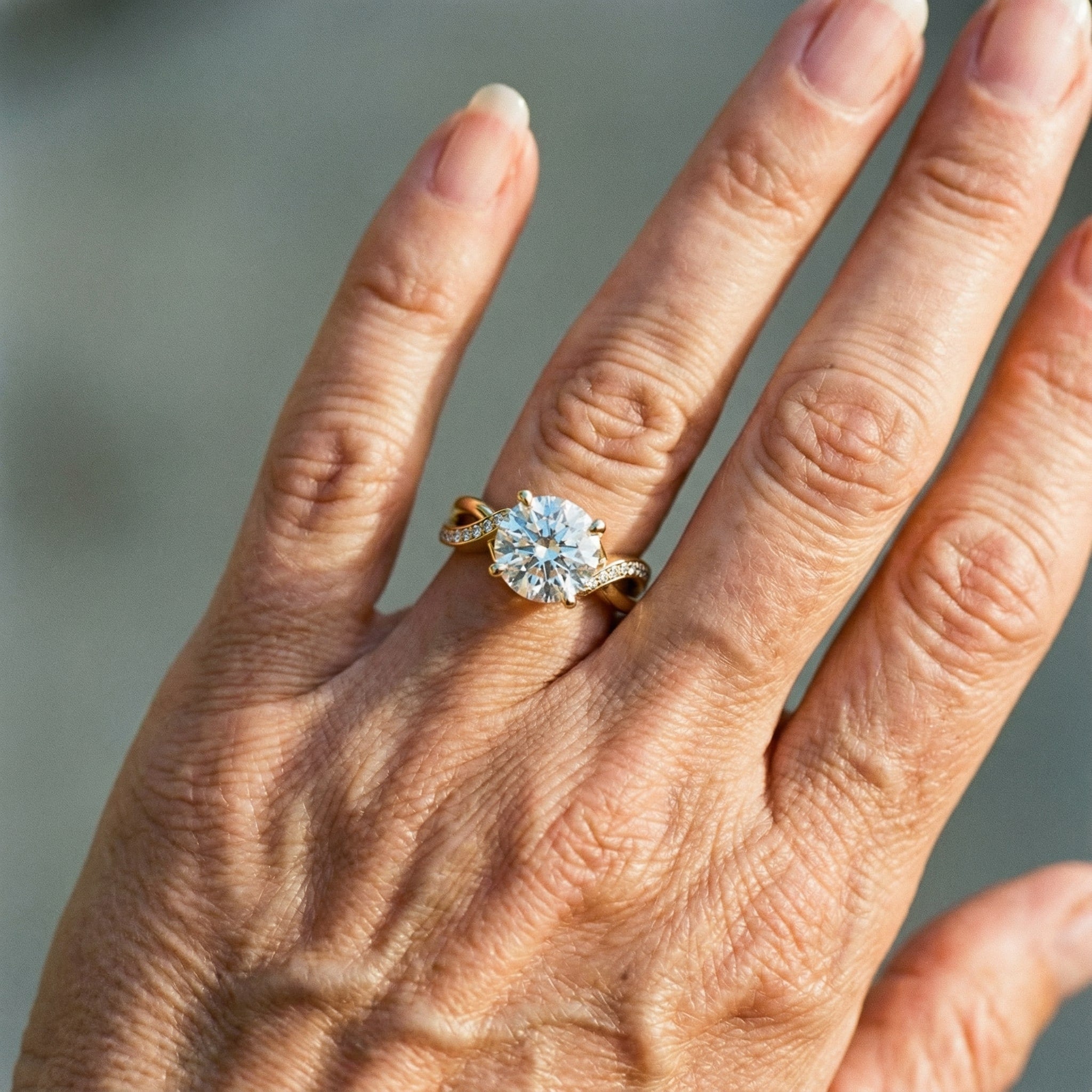 Anillo vintage trenzado de oro con zirconia