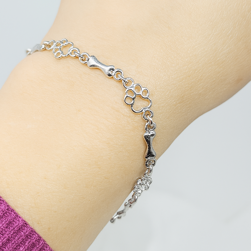 Pulsera con Charms de Huella de Perro y Hueso en Plata Pura, Edición Limitada