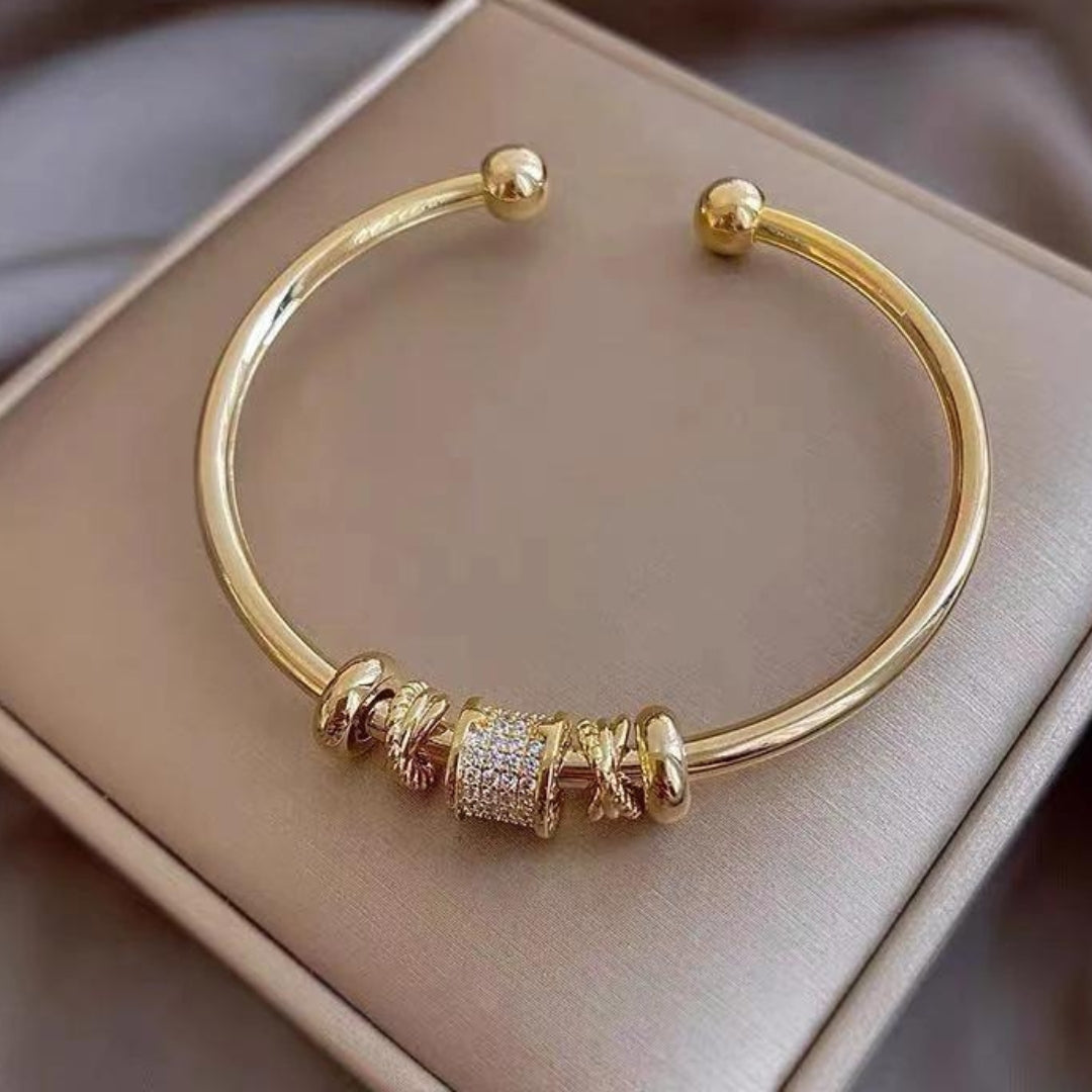 Pulsera ajustable con charms de oro