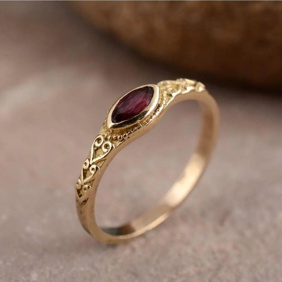 Anillo Vintage de Oro con Cristal Rojo