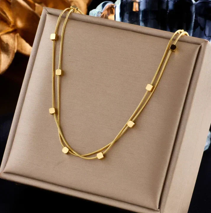 Collar con pequeños cuadrados