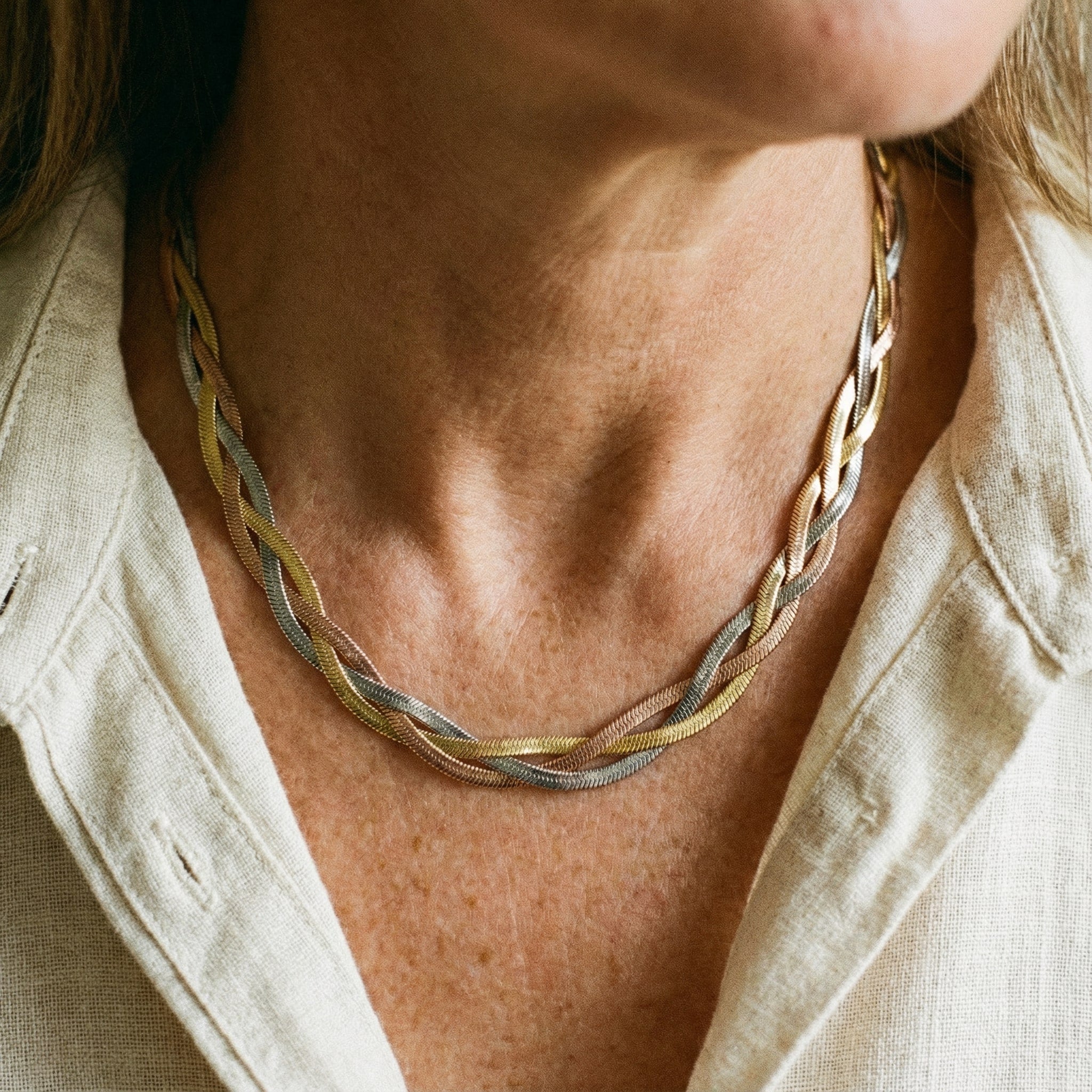 Collar Elegante en Oro y Plata