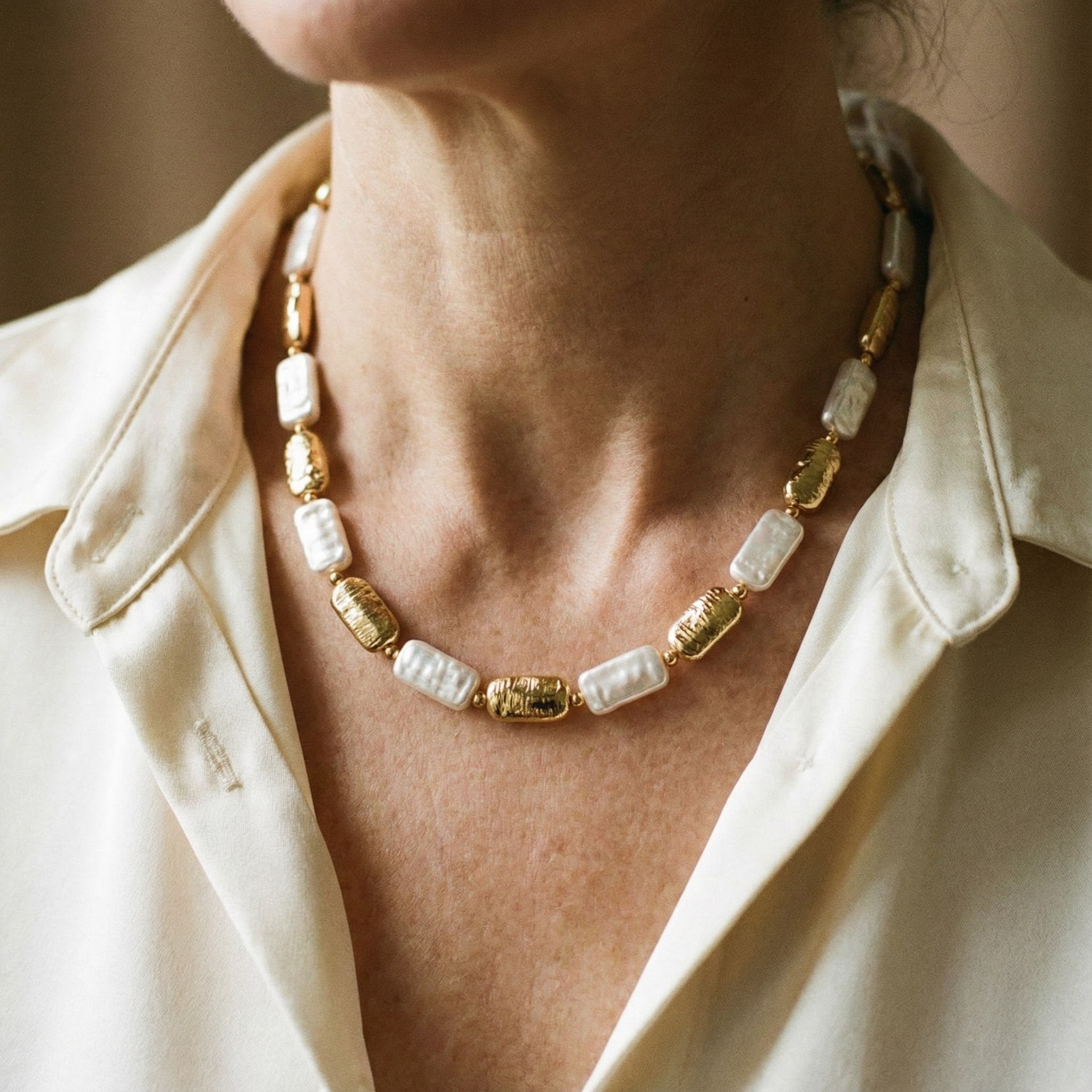 Collar Vintage con Perlas Rectangulares Doradas y Blancas