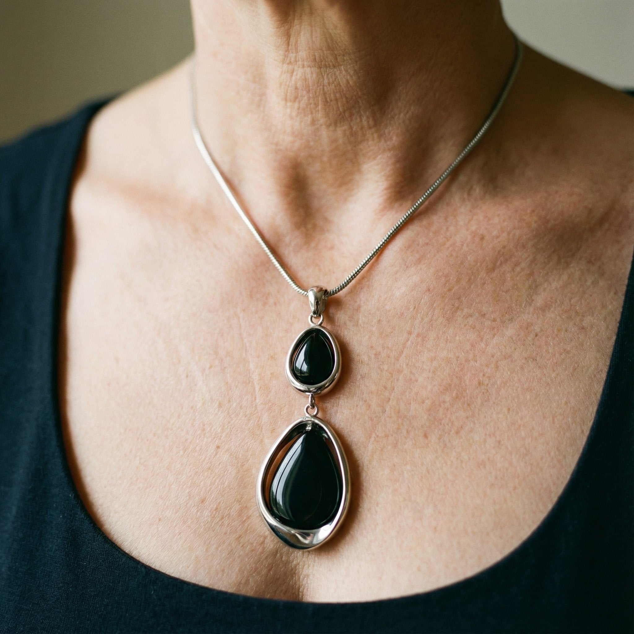 Collar Vintage Elegante con Piedra Negra