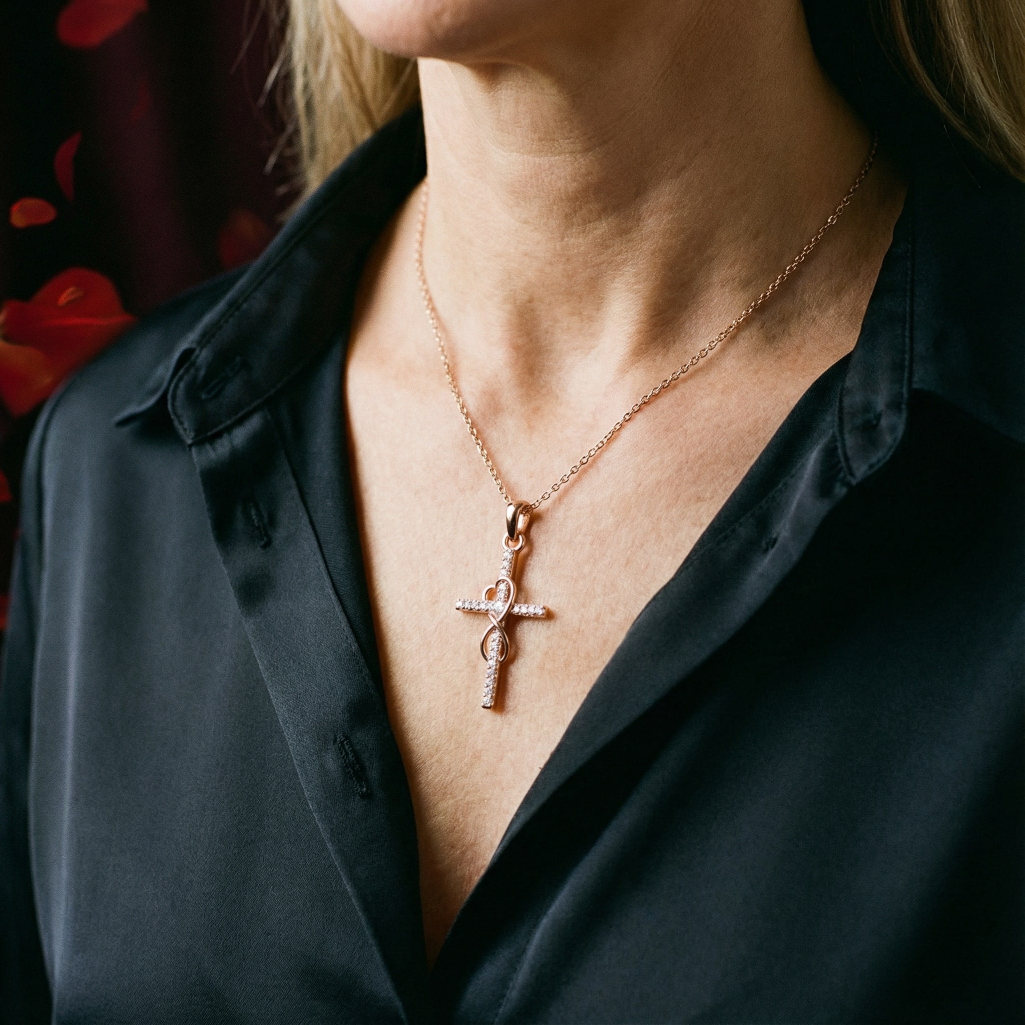 Collar con Colgante en Forma de Cruz en Aleación de Diamante