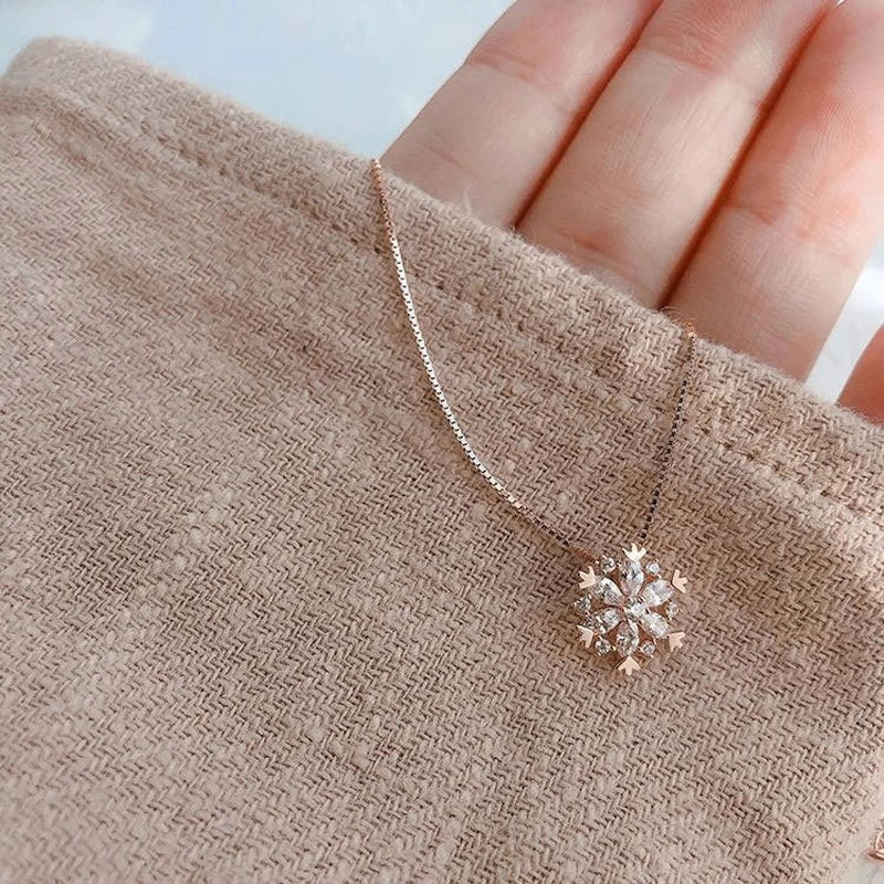 Collar de Cristal con Copo de Nieve Brillante en Oro y Plata