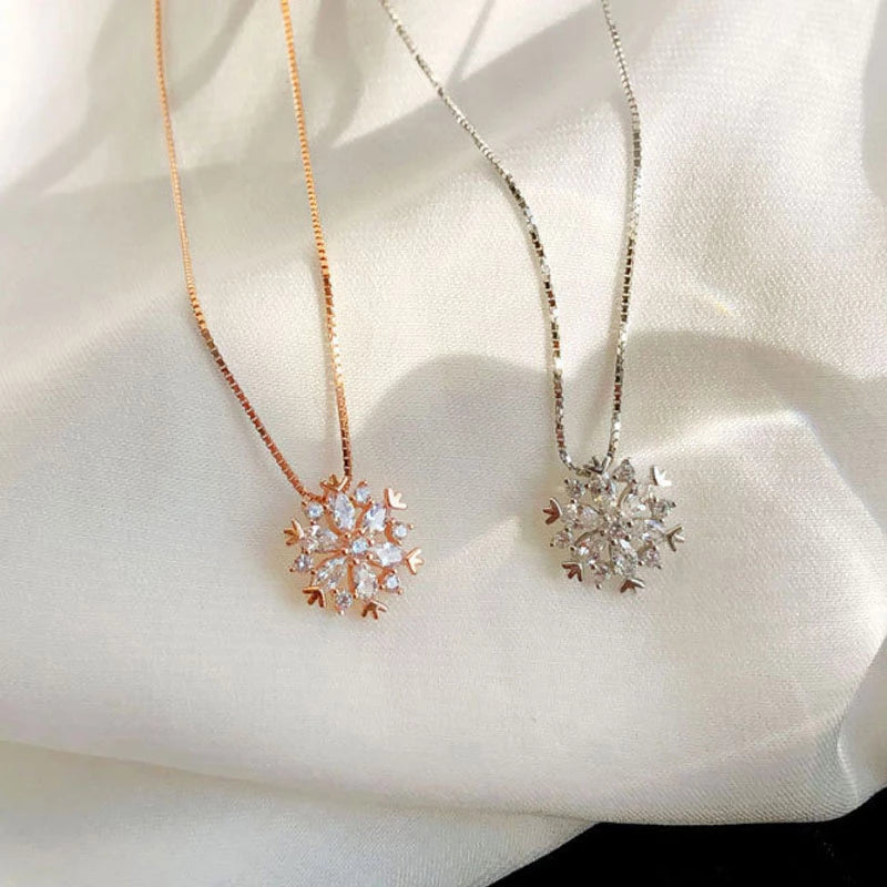 Collar de Cristal con Copo de Nieve Brillante en Oro y Plata
