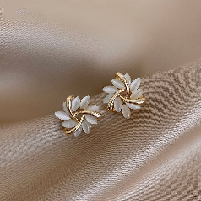 Pendientes Elegantes y Exquisitos con Pétalos de Ópalo en Oro