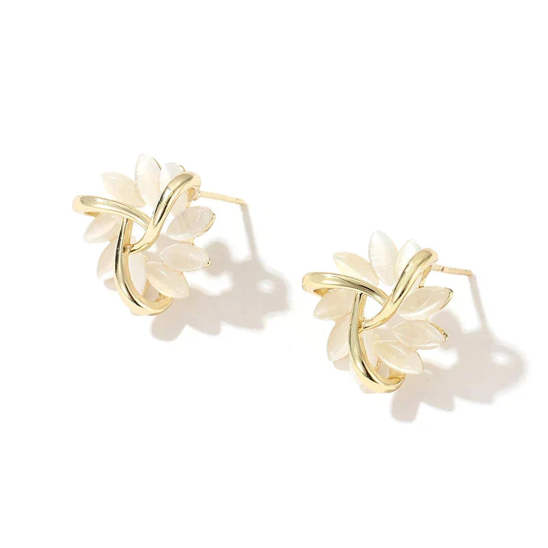 Pendientes Elegantes y Exquisitos con Pétalos de Ópalo en Oro