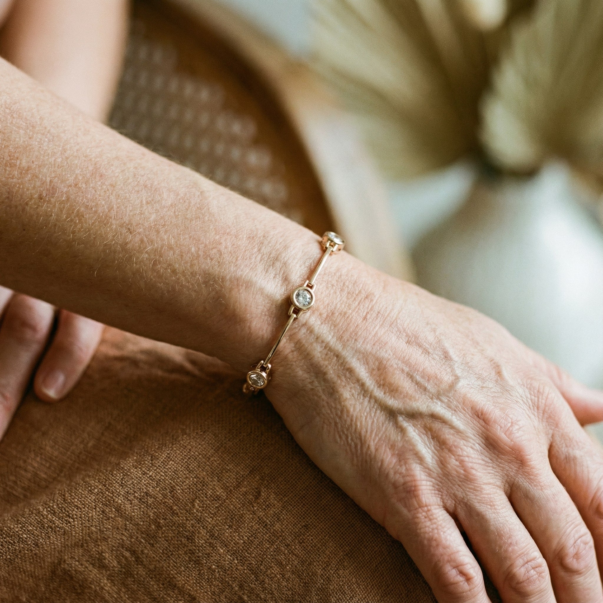 Pulsera Elegante con Zirconias en Oro
