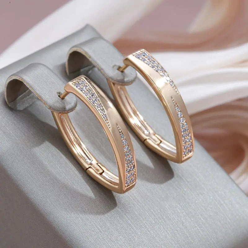 Pendientes exquisitos hechos de oro y diamantes