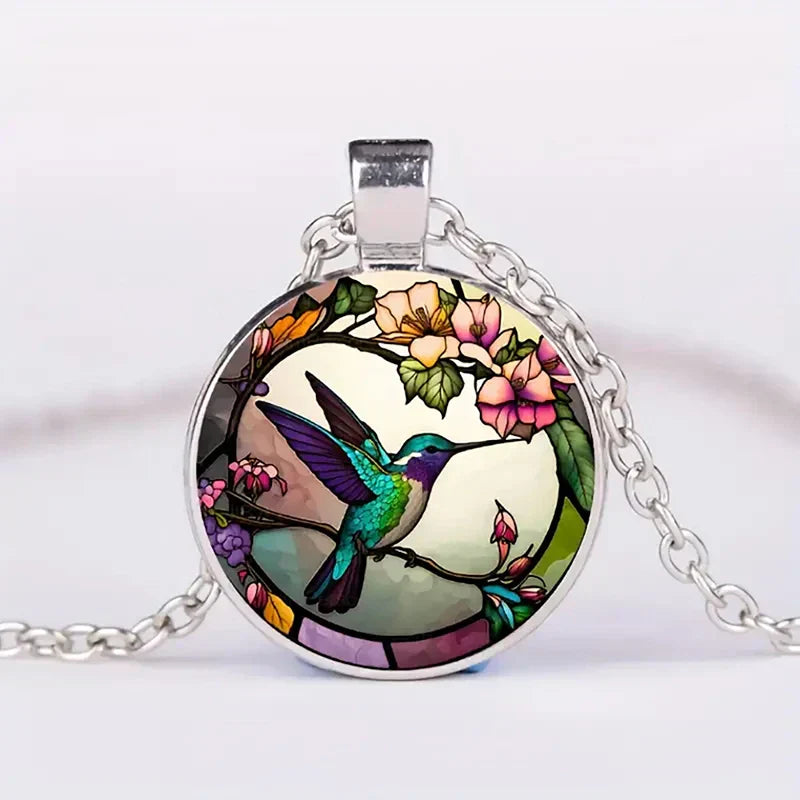 Collar con Colgante de Colibrí y Cúpula de Vidrio