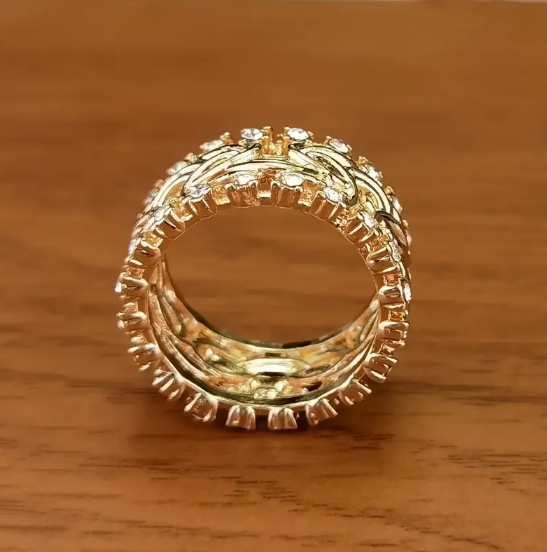 Anillo con Banda de Cristal Dorado Trenzado