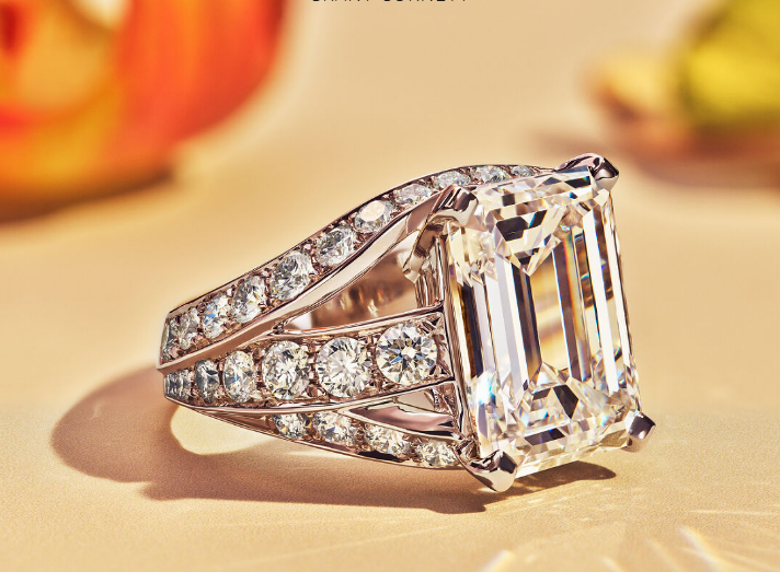Anillo Cuadrado en Aleación con Diamante
