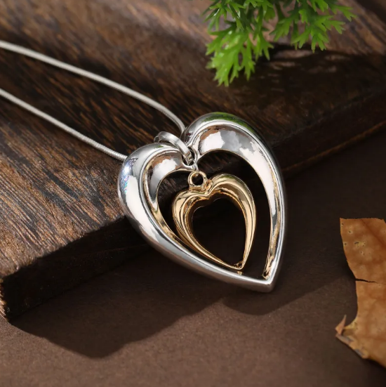 Collar con Colgante en Forma de Corazón Hueco en Dos Tonos