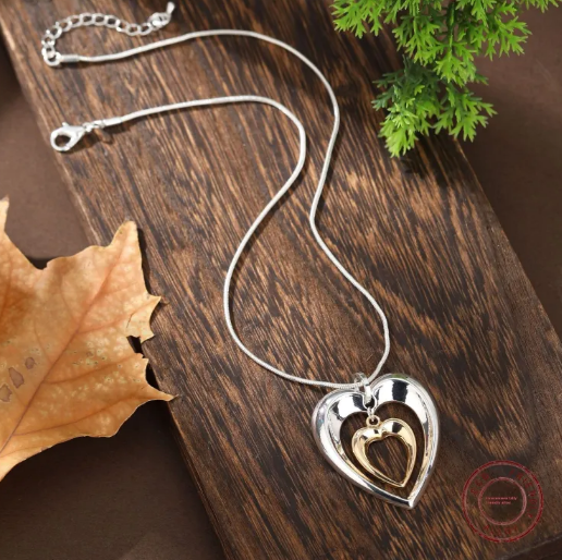 Collar con Colgante en Forma de Corazón Hueco en Dos Tonos