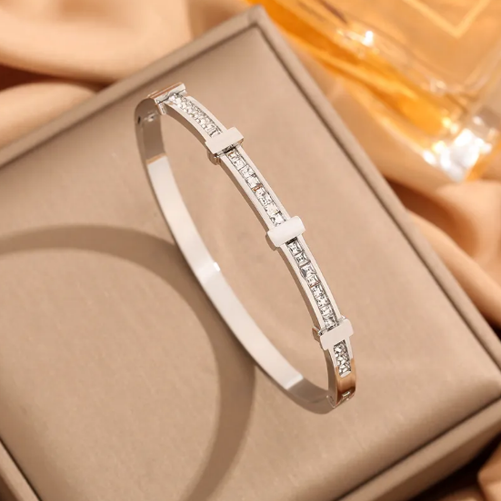 Pulsera Abierta Geométrica Simple con Dos Capas de Circonita