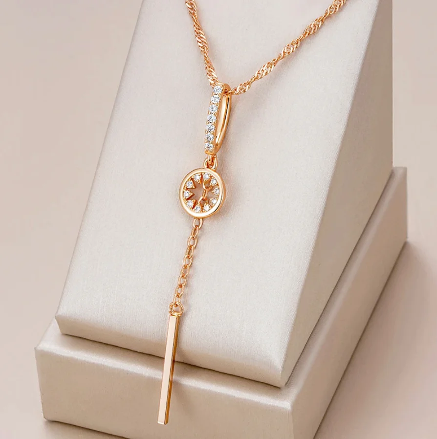 Elegante collar de cristal redondeado en oro