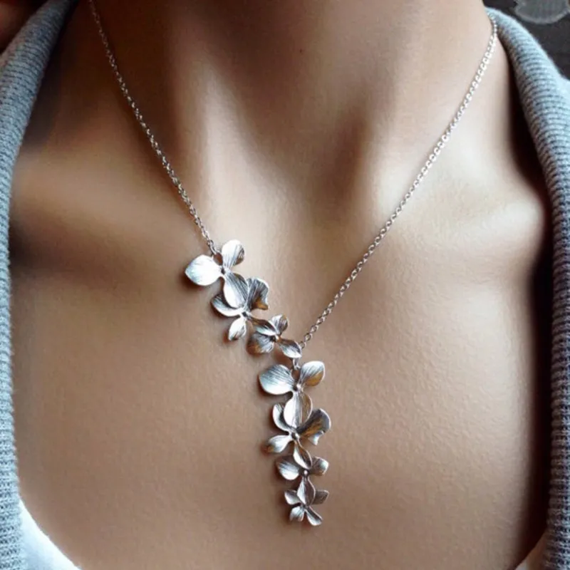 Collar de Plata con Flores Vintage
