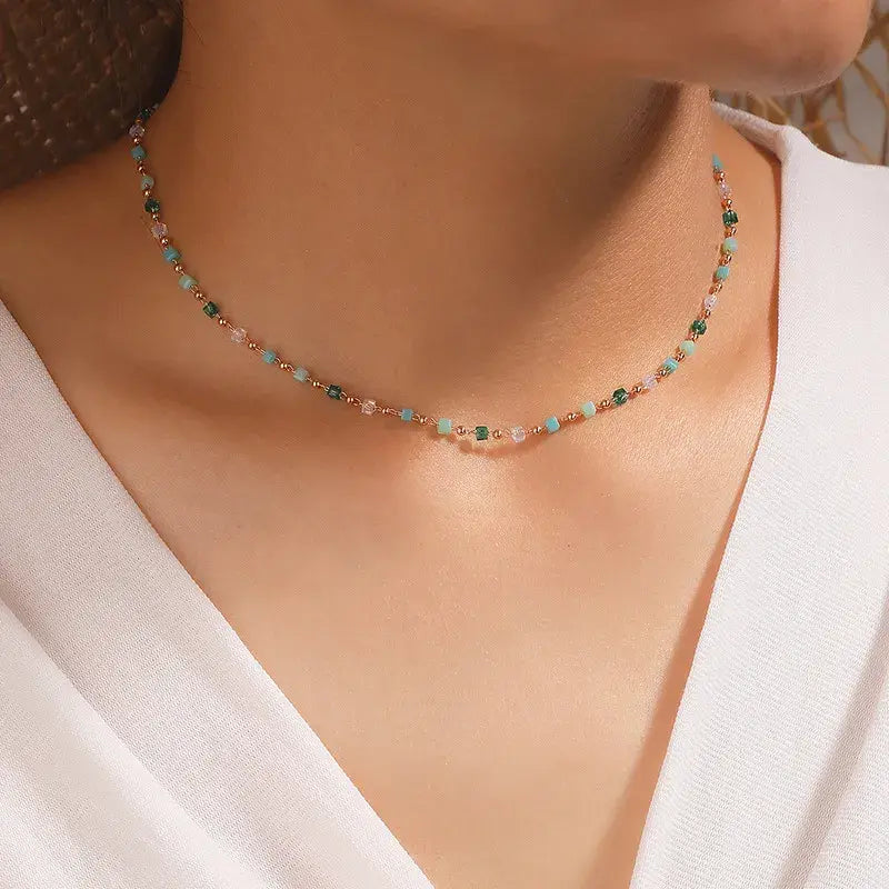 Collar con piedras multicolores chapadas en oro