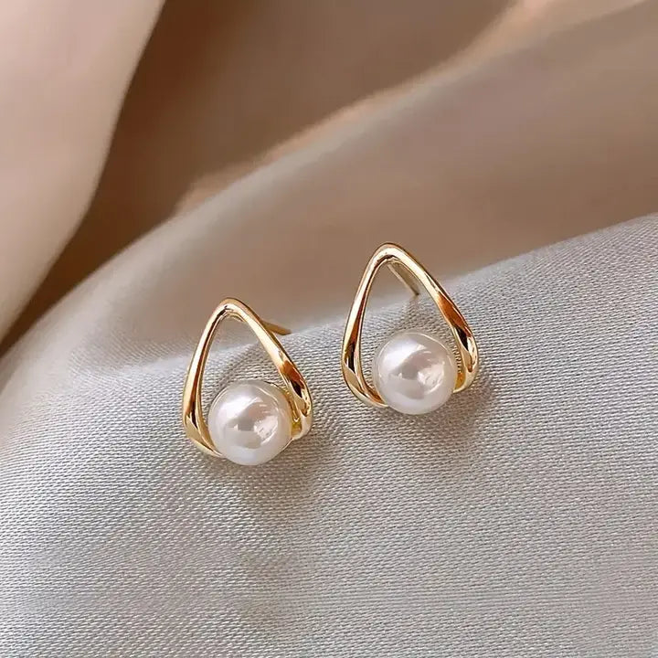 Pendientes Huecos Triangulares Elegantes con Perlas