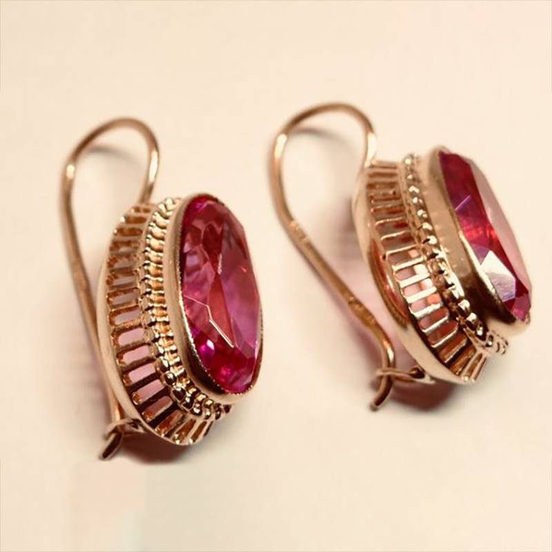 Pendientes Vintage de Oro Rosa con Hermoso Cristal Rojo