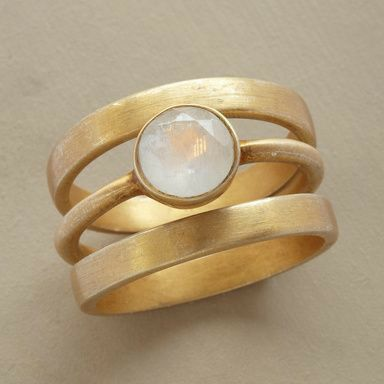 Anillo Vintage de Oro con Incrustaciones de Piedra Luna