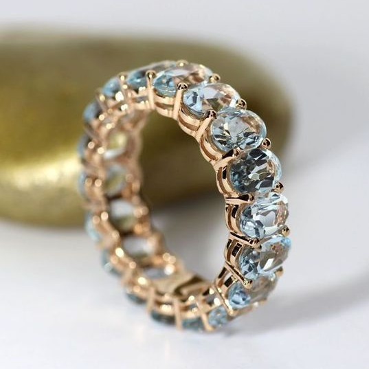 Anillo Vintage con Incrustaciones de Vidrio Azul y Dorado
