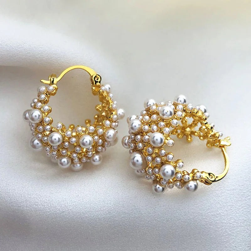 Pendientes de aro de diseño vintage en oro y perlas