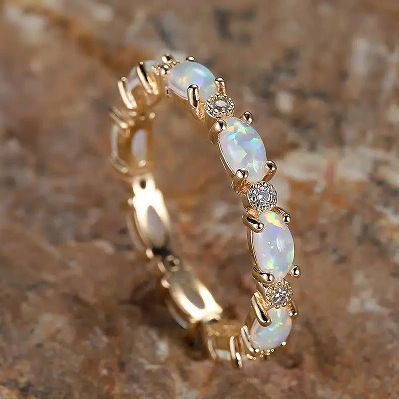 Anillo Vintage de Oro con Ópalo Eternidad