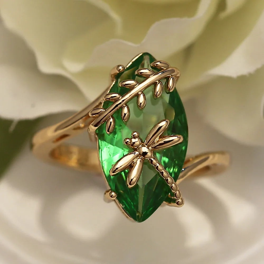 Anillo con gema verde dorada y libélula
