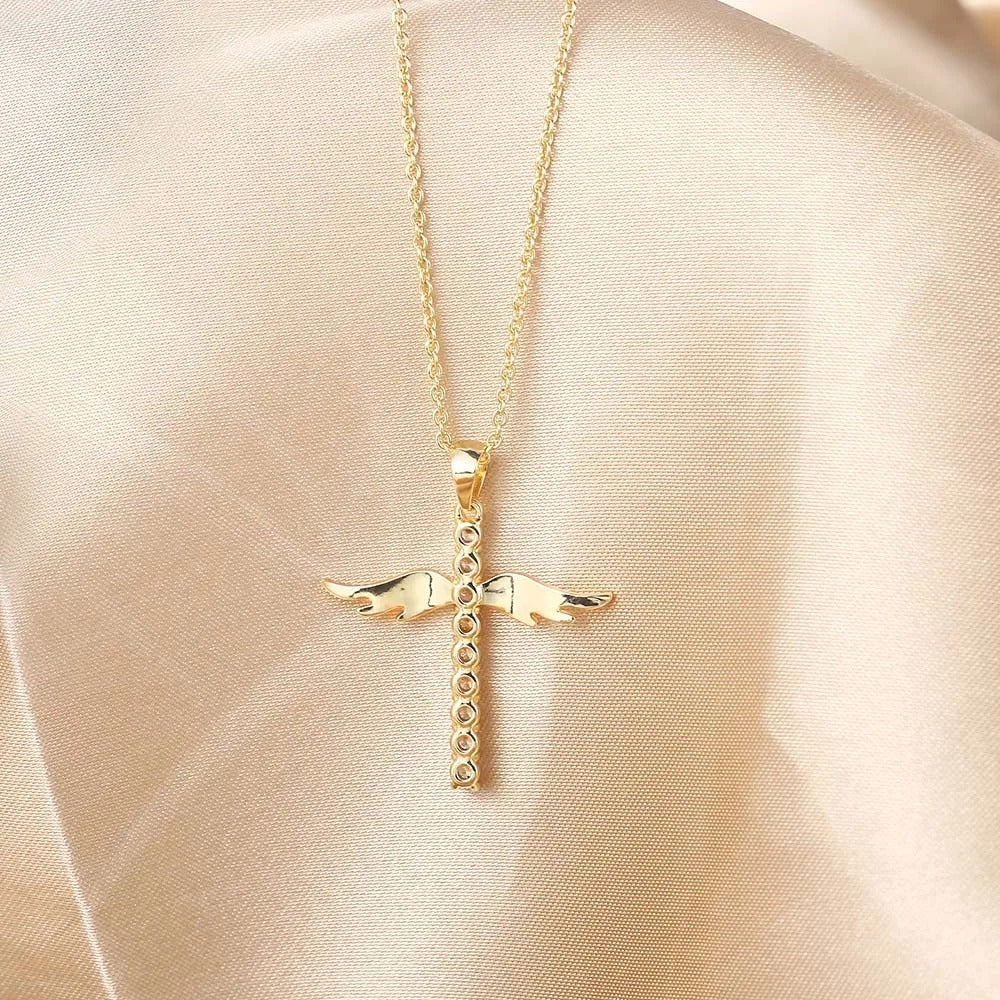 Collar con Colgante de Cruz y Alas de Ángel Doradas