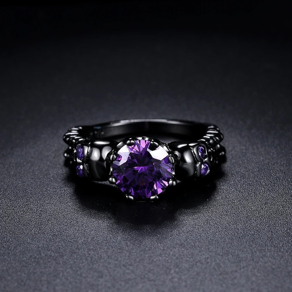 Anillo Redondo Negro Vintage con Piedra Preciosa Púrpura y Diseño Intrincado