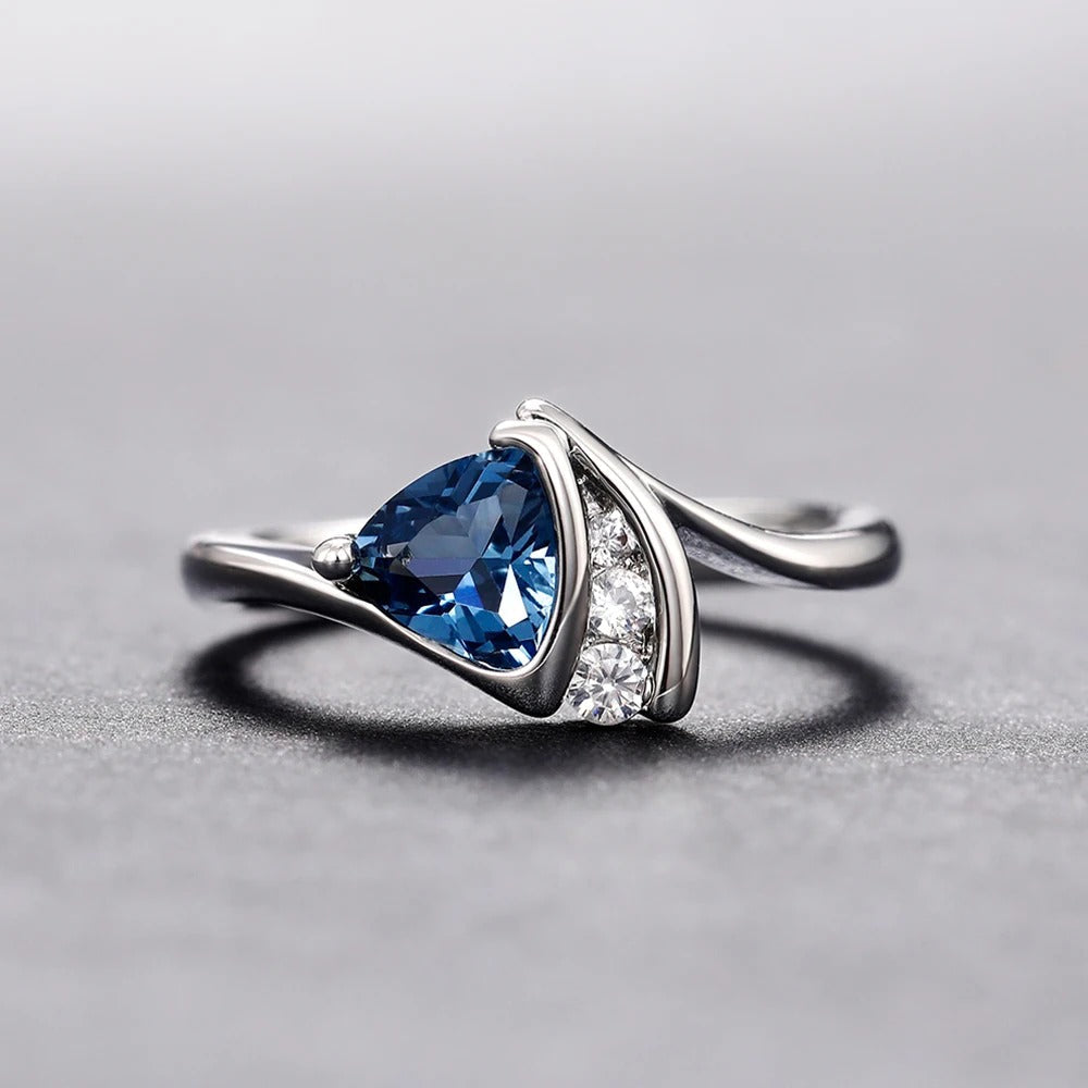 Anillo de Plata Vintage con Piedra Azul Triangular