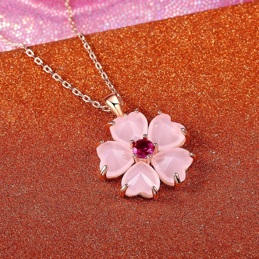 Collar con Colgante de Flor en Oro Rosa