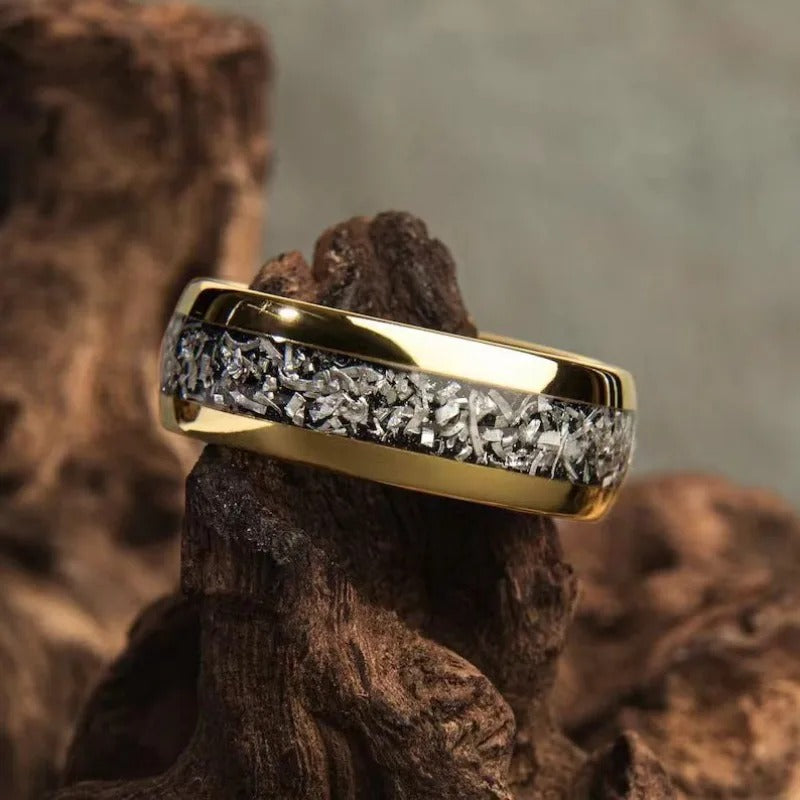 Anillo con incrustaciones de oro brillante