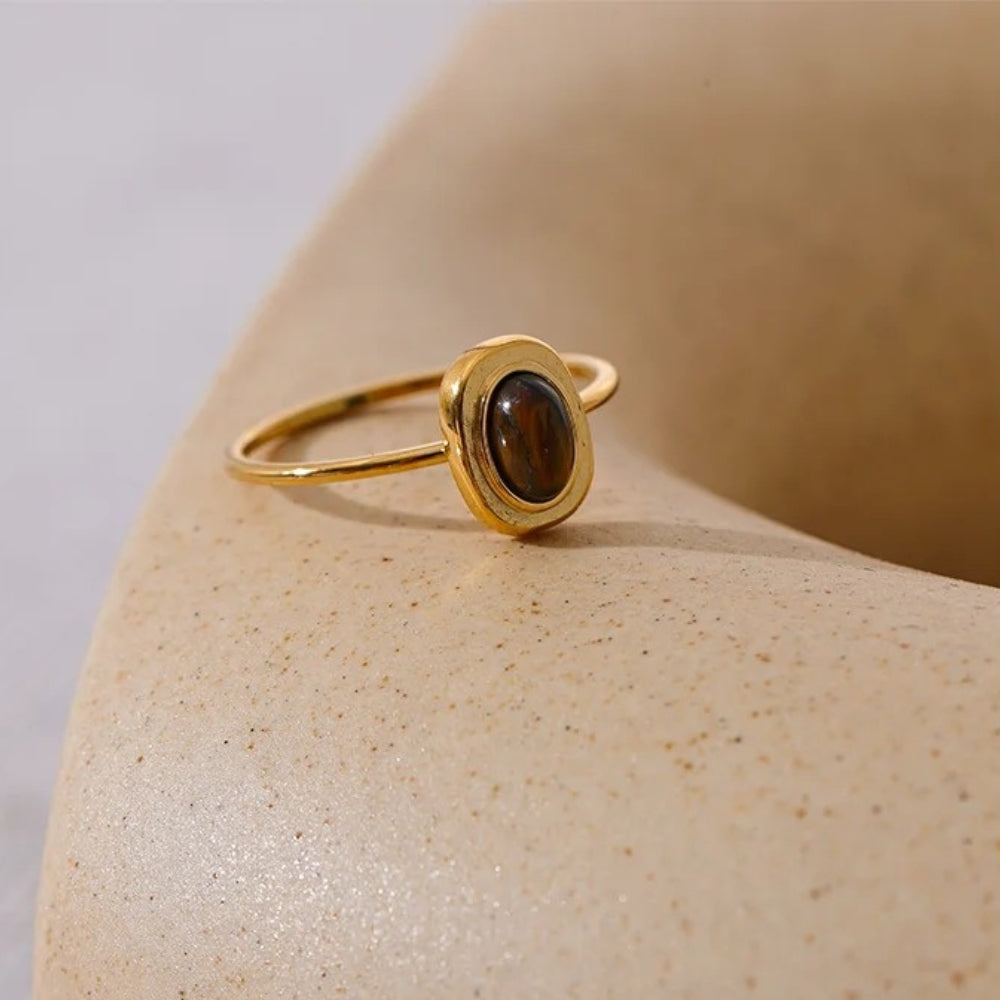 Anillo vintage de oro con gema marrón