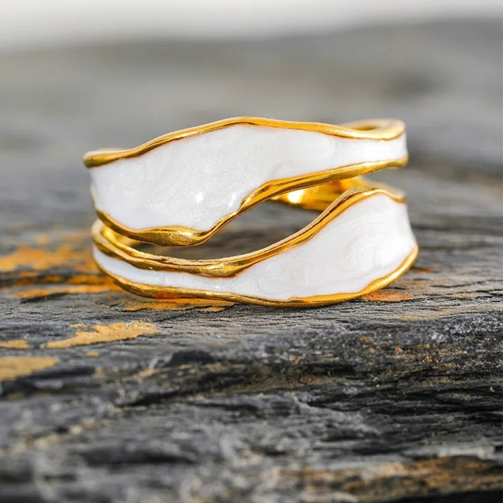 Anillo Abierto con Patrón en Espiral en Esmalte Blanco y Dorado
