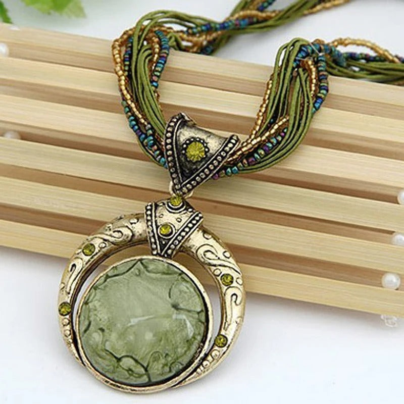 Collar Vintage con Colgante Étnico en Cristal Verde
