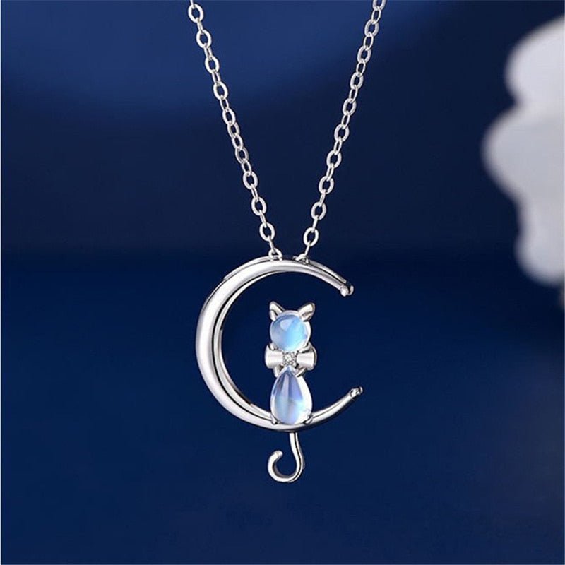 Collar con Colgante de Luna Creciente y Gato en Piedra Lunar