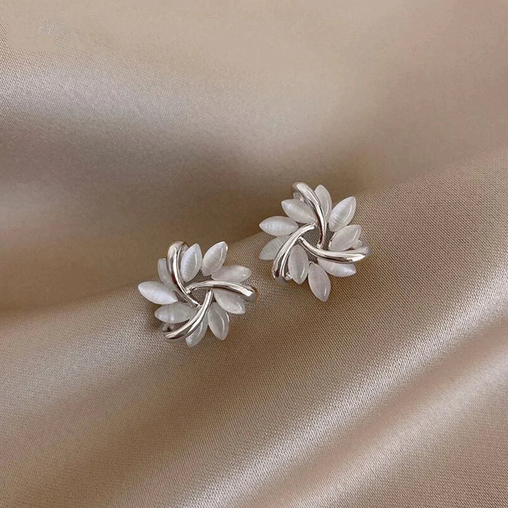 Pendientes Elegantes y Exquisitos con Pétalos de Ópalo en Oro
