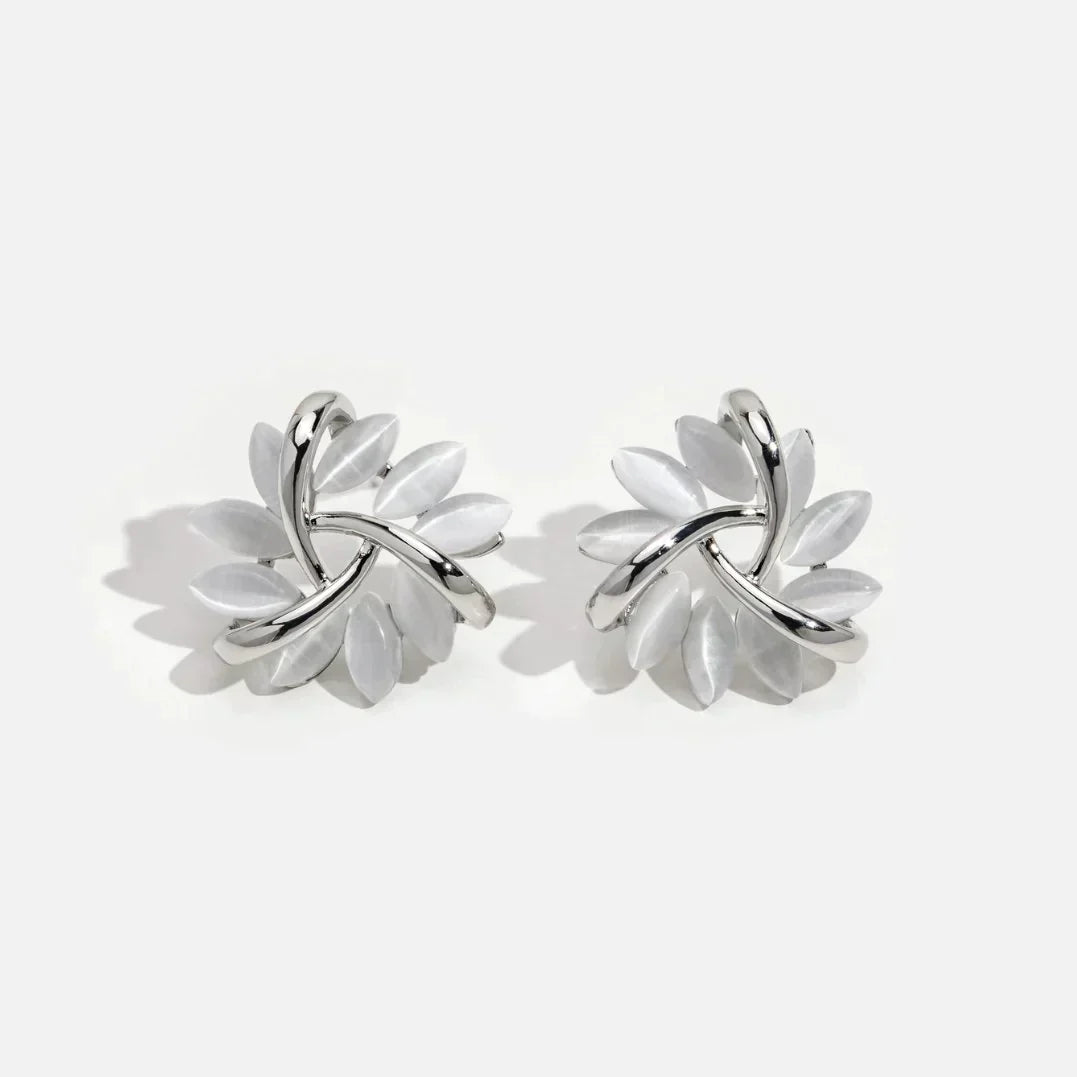 Pendientes Elegantes y Exquisitos con Pétalos de Ópalo en Oro