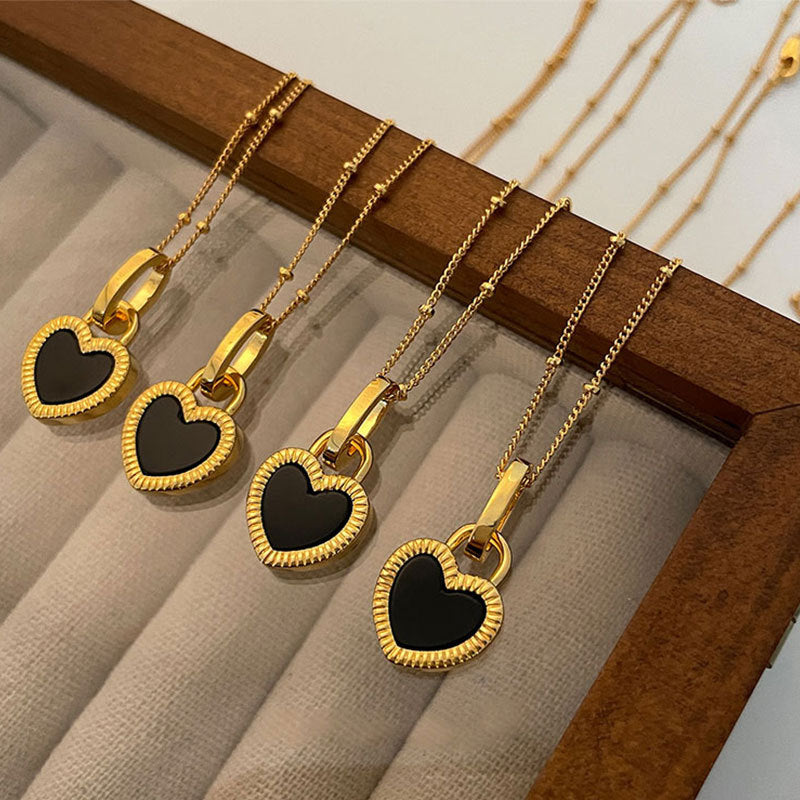 Collar con Colgante de Corazón en Negro y Blanco en Oro