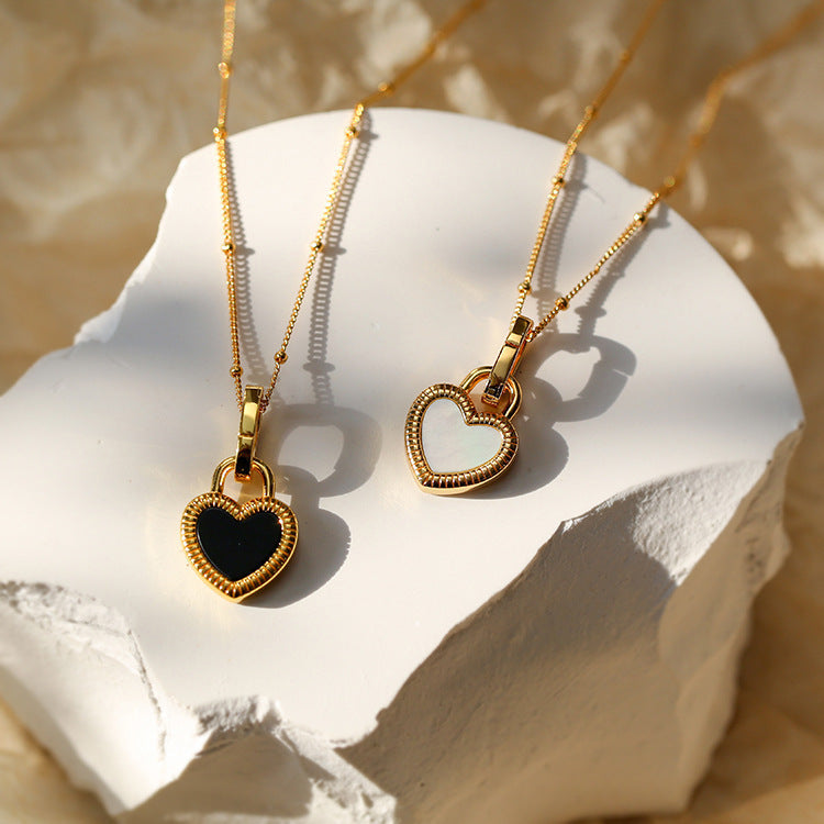 Collar con Colgante de Corazón en Negro y Blanco en Oro